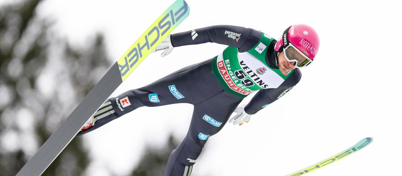 Felix Hoffmann aus Deutschland während eines Trainings beim FIS-Skisprung-Weltcup der Männer auf der Gross-Titlis-Schanze. 