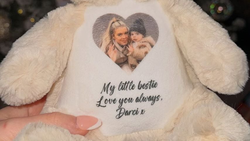 Holly Hagan zeigt einen Teddybären mit ihrem Sohn und ihrer verstorbenen Schwester Darci