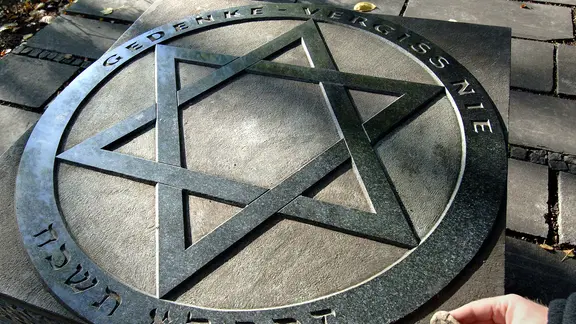 Gedenkstein an die Opfer des Holocaust auf dem Jüdischen Friedhof in Rostock.