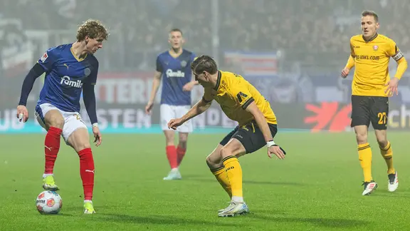 Kiels Lasse Rosenboom (l.) behauptet den Ball gegen Dresdens Alexander Rossipal.