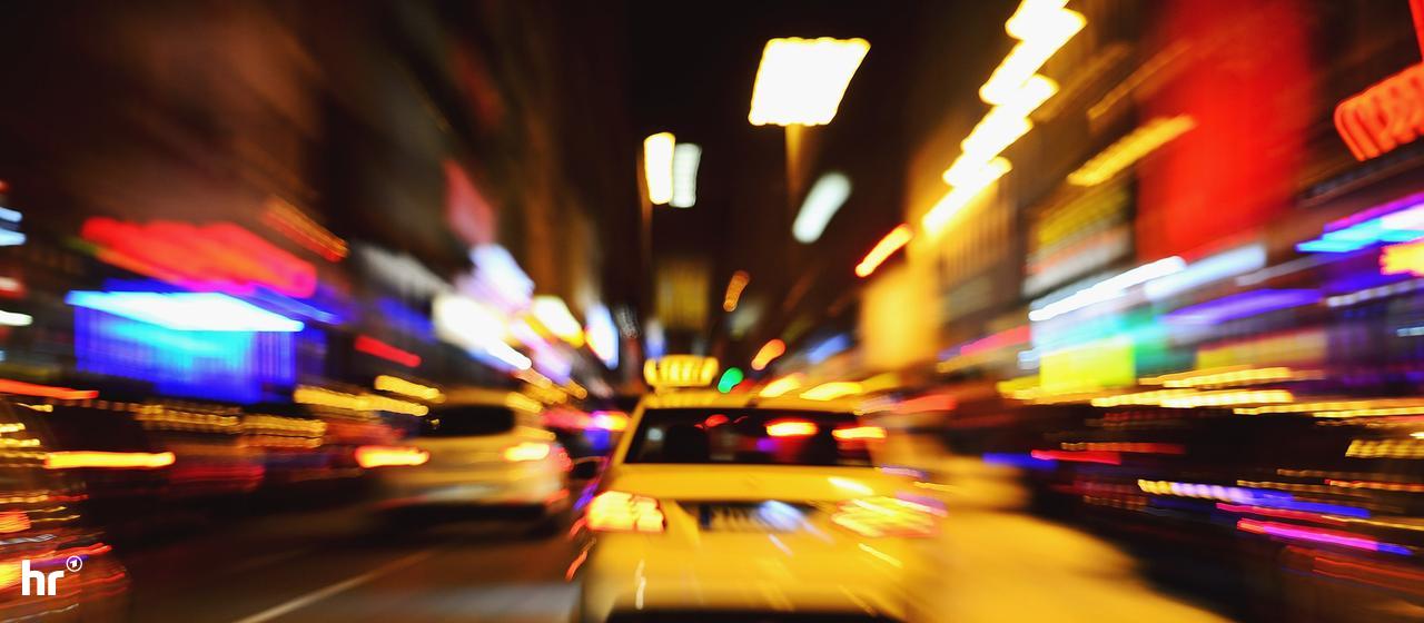Ein Taxi fährt duch die Nacht