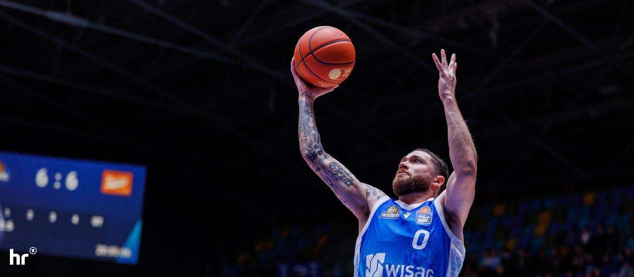 Logan Johnson springt im Spiel gegen Rasta Vechta zum Korb