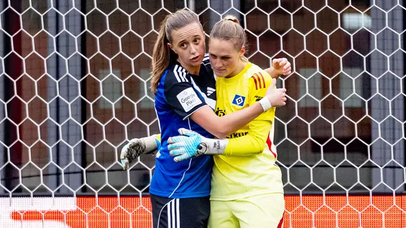 Victoria Schulz (l.) nimmt HSV-Torhüterin Inga Schuldt in den Arm