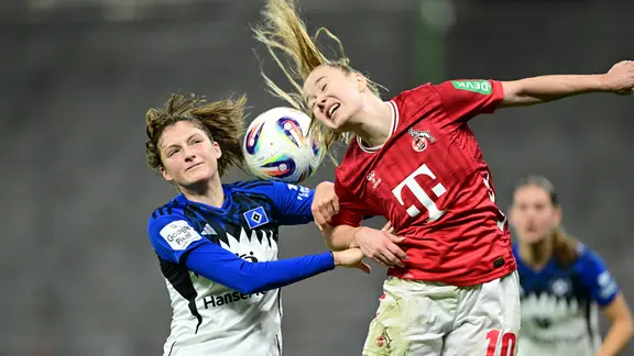 Lotta Wrede (l.) vom Hamburger SV im Duell mit Weronika Zawistowska vom 1. FC Köln 