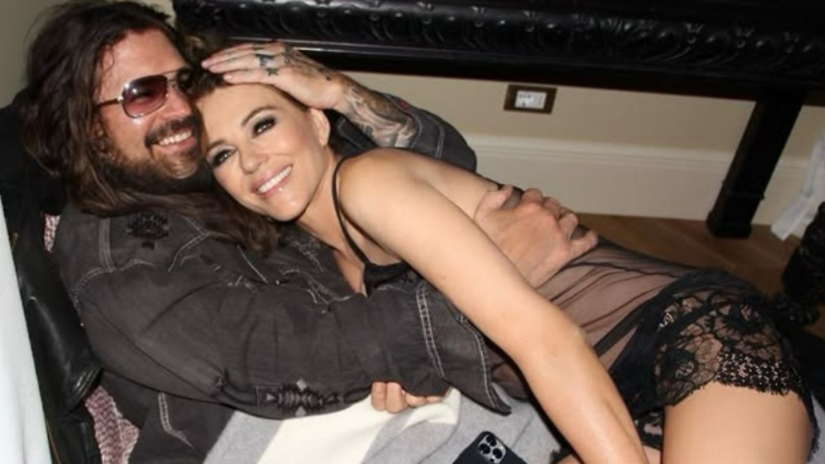 Billy Ray Cyrus hat gut lachen: Liz Hurley geht in Dessous auf Schmusekurs