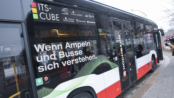Ein Elektrobus der Hamburger Hochbahn steht bei einem Medientermin an einer Haltestelle.
