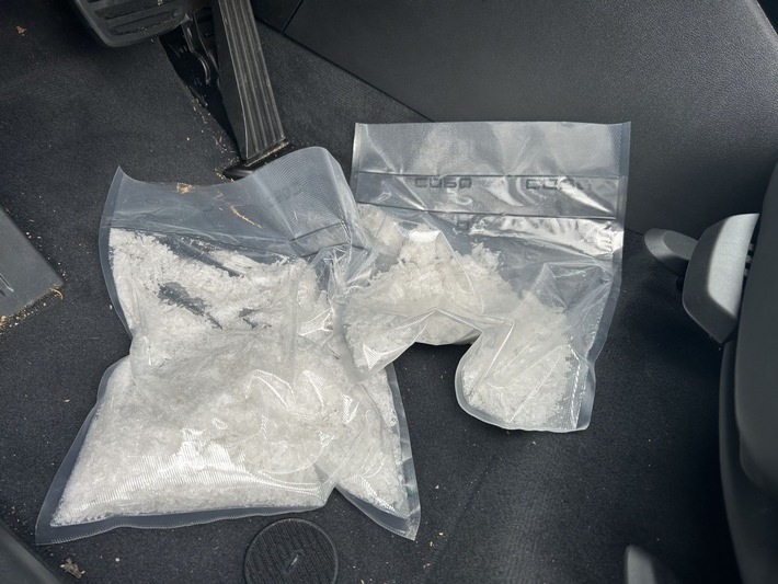 HZA-BI: Bielefelder Zoll stellt ein Kilo Crystal Meth sicher/Kurierfahrt auf der A44 bei Bad Wünnenberg beendet