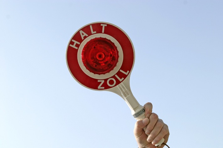 HZA-DU: Über vier Kilogramm Ecstasy, ein Kilogramm Kokain und fünf Liter Amphetamin-Öl - Zoll schnappt Drogenschmuggler in Kranenburg