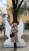 Cécile Sauer bei den Engelsflügeln am Ende der Annastraße in Augsburg. Cécile Sauer bei den Engelsflügeln am Ende der Annastraße in Augsburg.