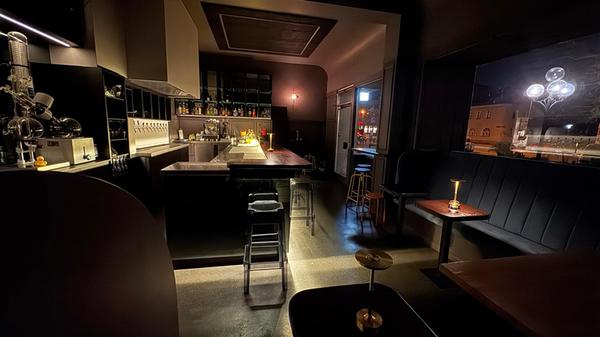 Das Hot Tacos in der Fürther Straße 99, in Nürnberg ist seit ein paar Monaten wieder zurück. Neben mexikanischem Streetfood gibt es seitdem ein neues Ambiente, ein etwas abgwandelte Logo, Longdrinks und Cocktails, darunter vor allem die Signature Drinks wie einen Pflaumen-Negroni. Oder natürlich Magarita. Das Hot Tacos in der Fürther Straße 99, in Nürnberg ist seit ein paar Monaten wieder zurück. Neben mexikanischem Streetfood gibt es seitdem ein neues Ambiente, ein etwas abgwandelte Logo, Longdrinks und Cocktails, darunter vor allem die Signature Drinks wie einen Pflaumen-Negroni. Oder natürlich Magarita.