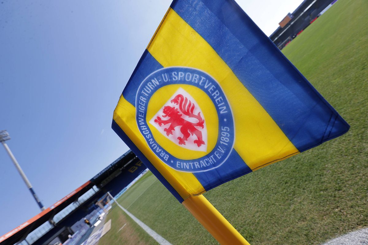 Die Eckfahne samt BTSV-Logo weht im Wind.