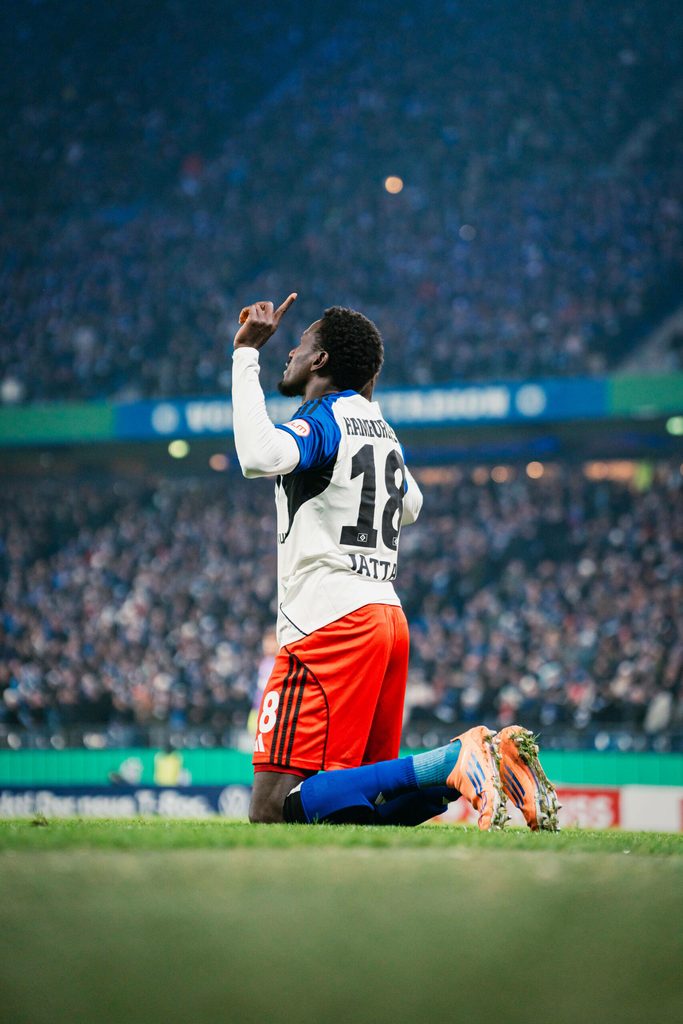 Bakery Jatta bejubelt sein Führungstor für den HSV.