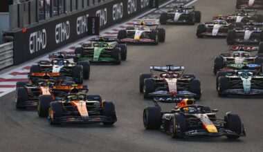 Die Autos der Formel 1 biegen in Abu Dhabi in die erste Runde ein.