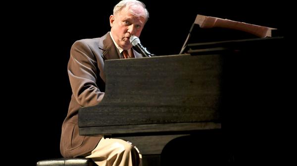 Ulrich Tukur ist nicht nur als Schauspieler aktiv, sondern darüber hinaus auch als Musiker. Am Sonntag, 14. Dezember, feiern er und seine Rhythmus Boys das 30-jährige Bandjubiläum im Stadttheater Fürth. Das "Tohuwabohu" betitelte neue Programm erklingt um 19.30 Uhr. Ulrich Tukur ist nicht nur als Schauspieler aktiv, sondern darüber hinaus auch als Musiker. Am Sonntag, 14. Dezember, feiern er und seine Rhythmus Boys das 30-jährige Bandjubiläum im Stadttheater Fürth. Das "Tohuwabohu" betitelte neue Programm erklingt um 19.30 Uhr.