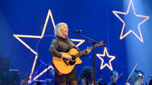 Mal singt sie im bayerischen Dialekt, mal in Deutsch und mal in Englisch: Claudia Koreck. Im Rahmen ihrer Weihnachtstour lässt sich die Oberbayerin am Freitag, 20. Dezember, im Nürnberger Löwensaal nieder. Ab 20 Uhr trägt sie dort ihre dem Folk nahestehenden Lieder vor. Mal singt sie im bayerischen Dialekt, mal in Deutsch und mal in Englisch: Claudia Koreck. Im Rahmen ihrer Weihnachtstour lässt sich die Oberbayerin am Freitag, 20. Dezember, im Nürnberger Löwensaal nieder. Ab 20 Uhr trägt sie dort ihre dem Folk nahestehenden Lieder vor.