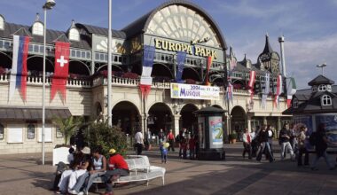 Vor dem Haupteingang des Europa Parks befinden sich einige Besucher des Freizeitparks.