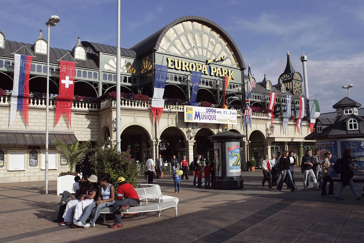 Vor dem Haupteingang des Europa Parks befinden sich einige Besucher des Freizeitparks.