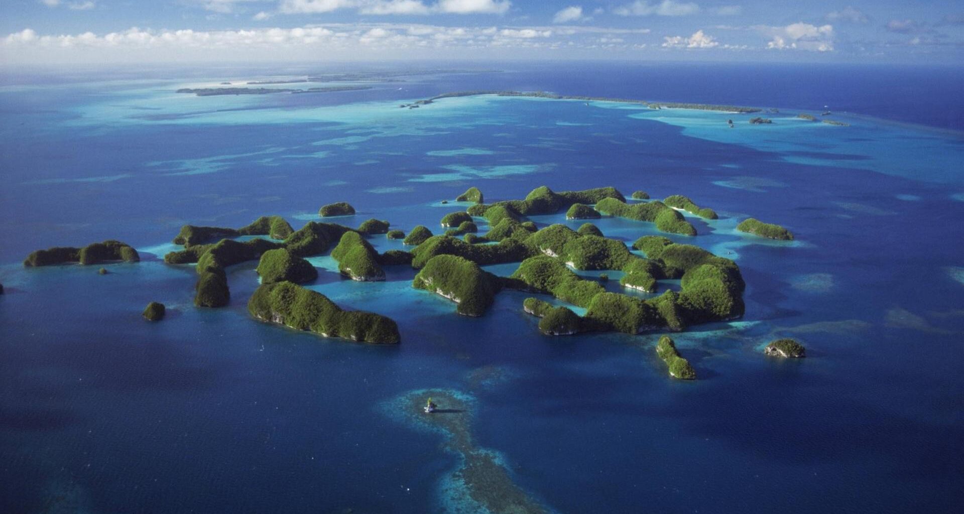 Das Foto zeigt eine Luftaufnahme der "Seventy Islands" in Palau/Mikronesien.