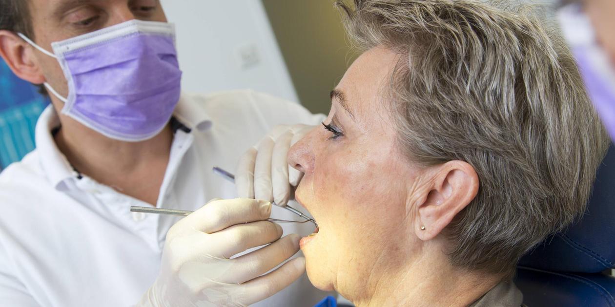 58-Jährige aus Stadt bei Nürnberg hat nur noch sieben Zähne: Berufliche Existenz gefährdet