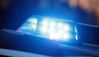 Das eingeschaltete Blaulicht an einem Einsatzwagen der Polizei.