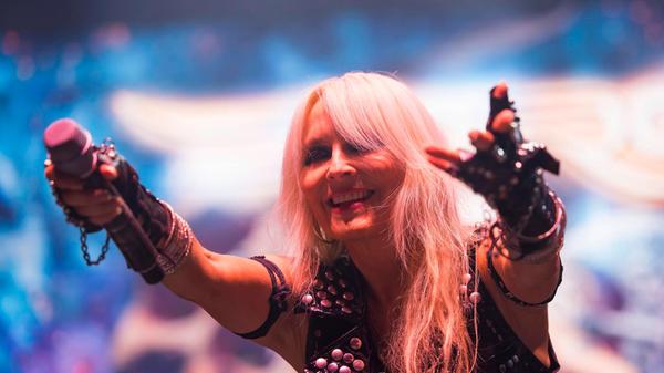 Die ehemalige Warlock-Frontfrau Doro Pesch steht wie keine zweite Musikerin aus Deutschland für ehrlichen Heavy Metal. Die Vollblutrockerin performt seit der Geburtsstunde des deutschen Heavy Metal Genres auf der Bühne - und macht immer weiter. Am Sonntag, 21. Dezember, schüttelt der blonde Engel den Löwensaal durch. Start: 20 Uhr. Die ehemalige Warlock-Frontfrau Doro Pesch steht wie keine zweite Musikerin aus Deutschland für ehrlichen Heavy Metal. Die Vollblutrockerin performt seit der Geburtsstunde des deutschen Heavy Metal Genres auf der Bühne - und macht immer weiter. Am Sonntag, 21. Dezember, schüttelt der blonde Engel den Löwensaal durch. Start: 20 Uhr.