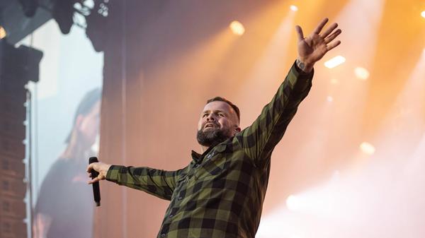 Seit ihrer Gründung positioniert sich die Band Feine Sahne Fischfilet ganz klar gegen Rassismus, Nazis und rechte Parolen. Am Freitag, 20. Dezember, beschallen die Rostocker die Brose Arena Bamberg mit ihrem treibenden Politpunk. Sänger Jan und seine Gefolgschaft agieren ab 20 Uhr auf dem Podium. Seit ihrer Gründung positioniert sich die Band Feine Sahne Fischfilet ganz klar gegen Rassismus, Nazis und rechte Parolen. Am Freitag, 20. Dezember, beschallen die Rostocker die Brose Arena Bamberg mit ihrem treibenden Politpunk. Sänger Jan und seine Gefolgschaft agieren ab 20 Uhr auf dem Podium.