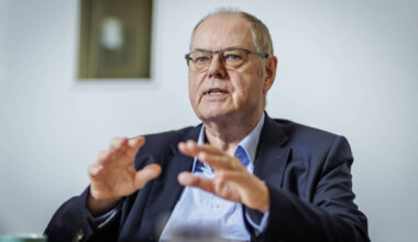 Steinbrück nennt seine SPD „orientierungslos“ und „selbstbezogen“