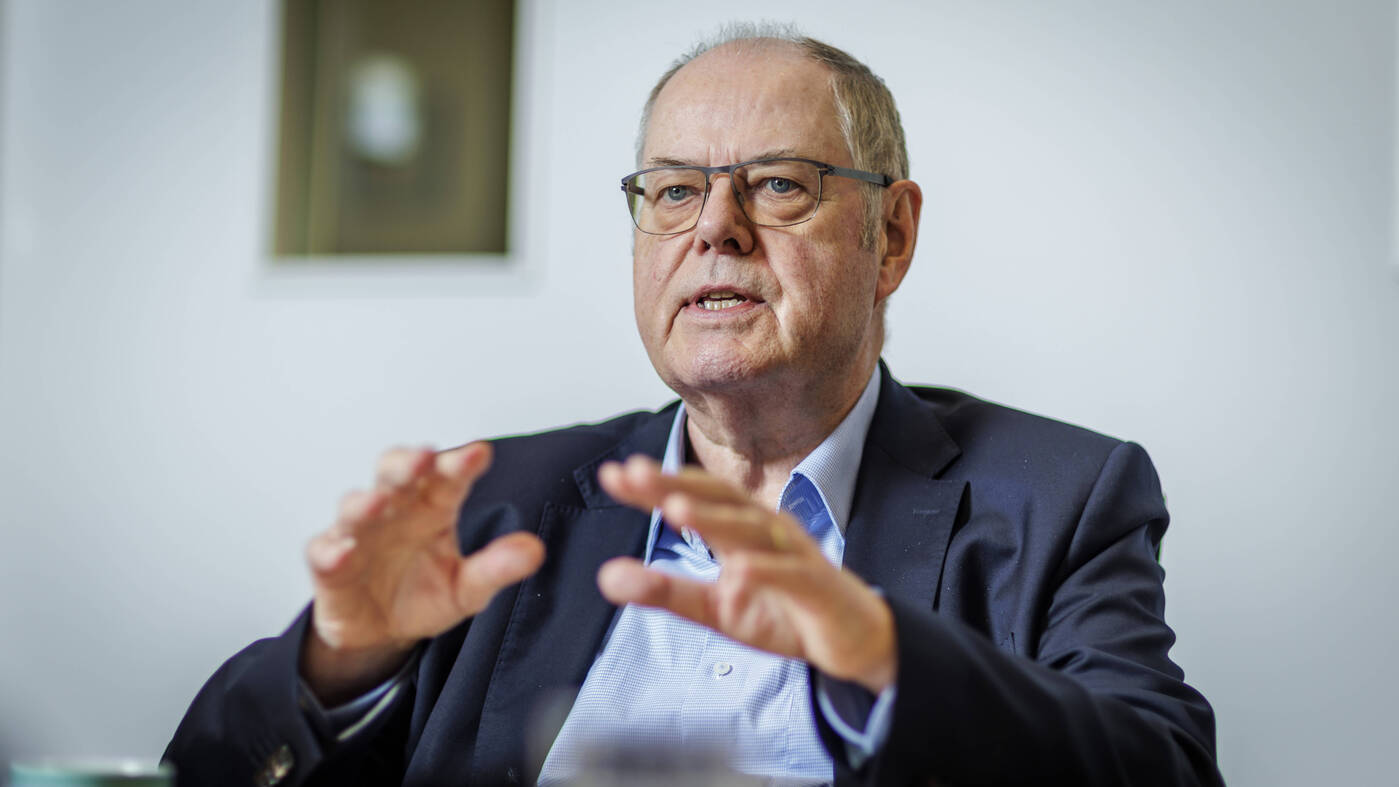 Steinbrück nennt seine SPD „orientierungslos“ und „selbstbezogen“