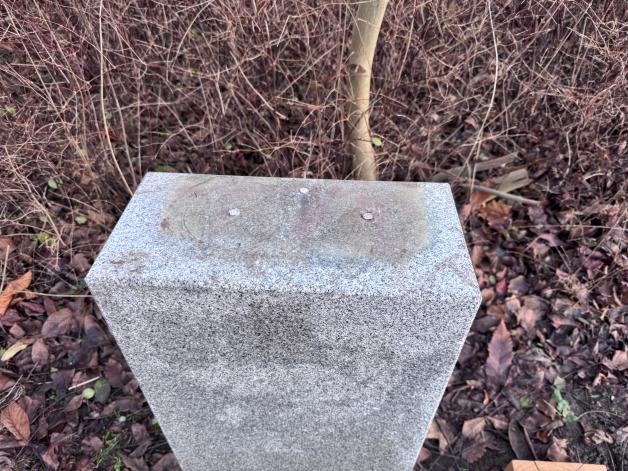 Die drei Halterungen zwischen „Torso“ und dem Sockel wurden vermutlich abgesägt. 