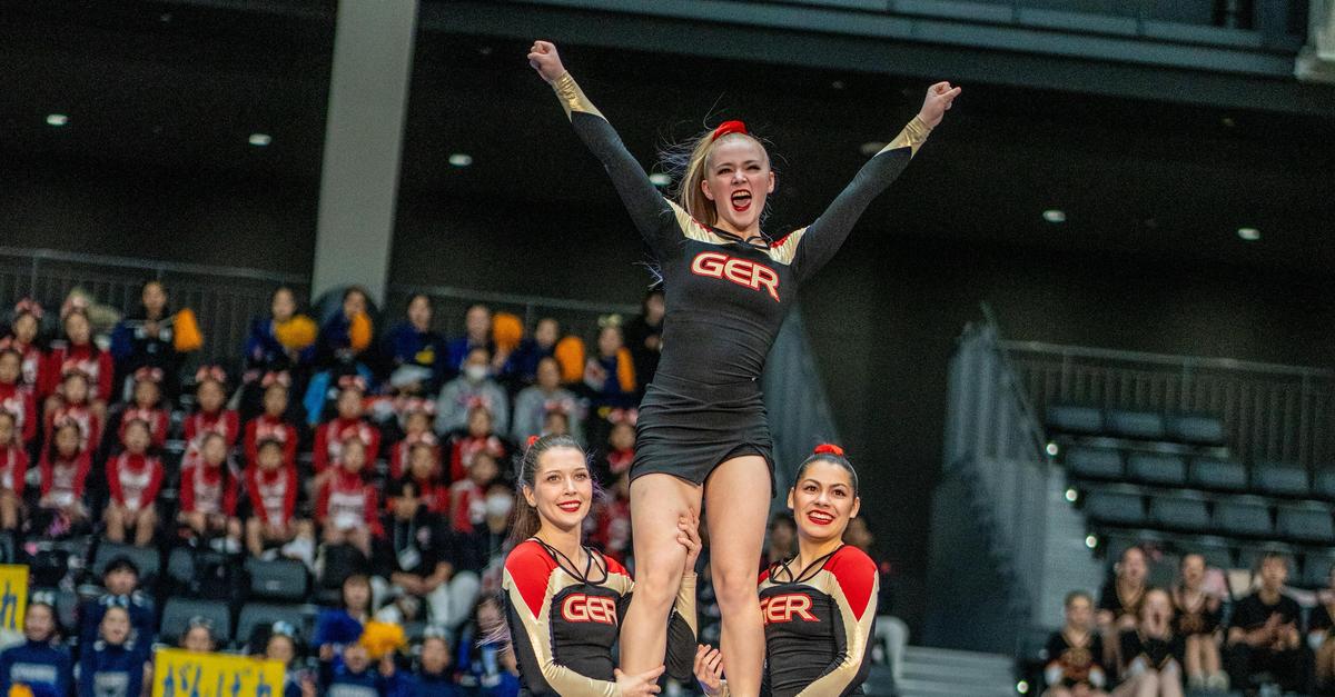 Cheerleader feiern Silbermedaille bei WM in Japan