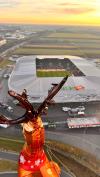  Rudolph, the Red-Nosed Reindeer, ist im Anflug auf die WWK-Arena. 