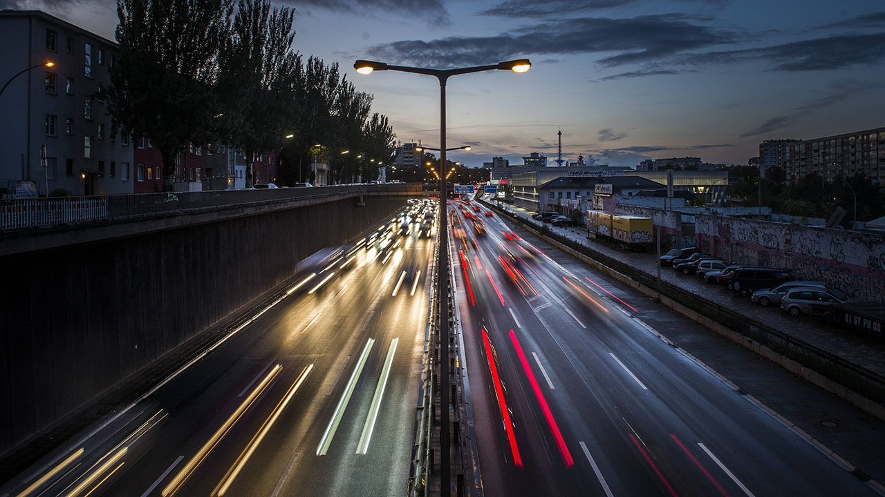 Auto nach Unfall auf A100 auf dem Fahrstreifen zurückgelassen