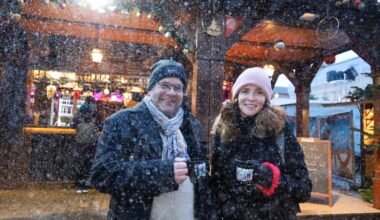 Schneekanonen erzeugen winterliche Stimmung auf Karlsruher Weihnachtsmarkt