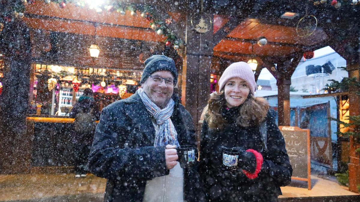 Schneekanonen erzeugen winterliche Stimmung auf Karlsruher Weihnachtsmarkt