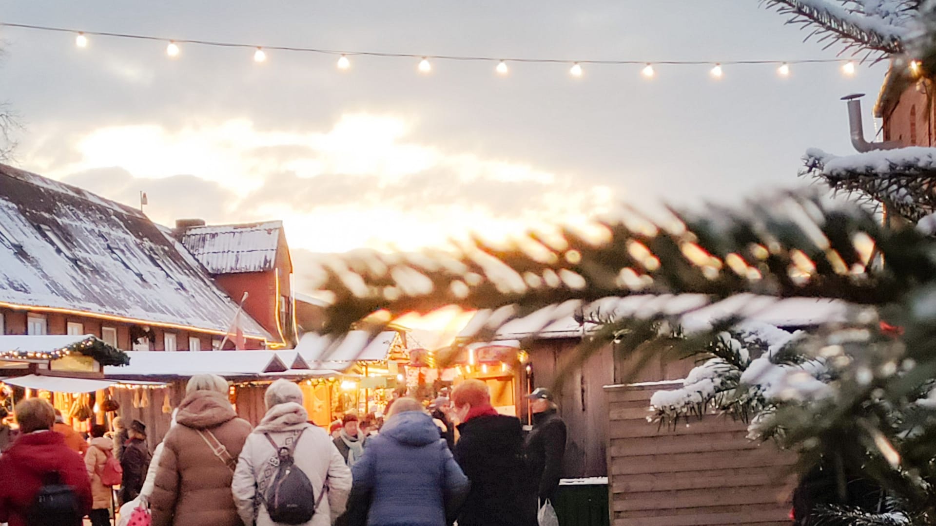 Impressionen vom Weihnachtsmarkt auf Gut Basthorst: Mit rund 250 Ausstellern zählt er zu den größten Norddeutschlands. Impressionen vom Weihnachtsmarkt auf Gut Basthorst: Mit rund 250 Ausstellern zählt er zu den größten Norddeutschlands.