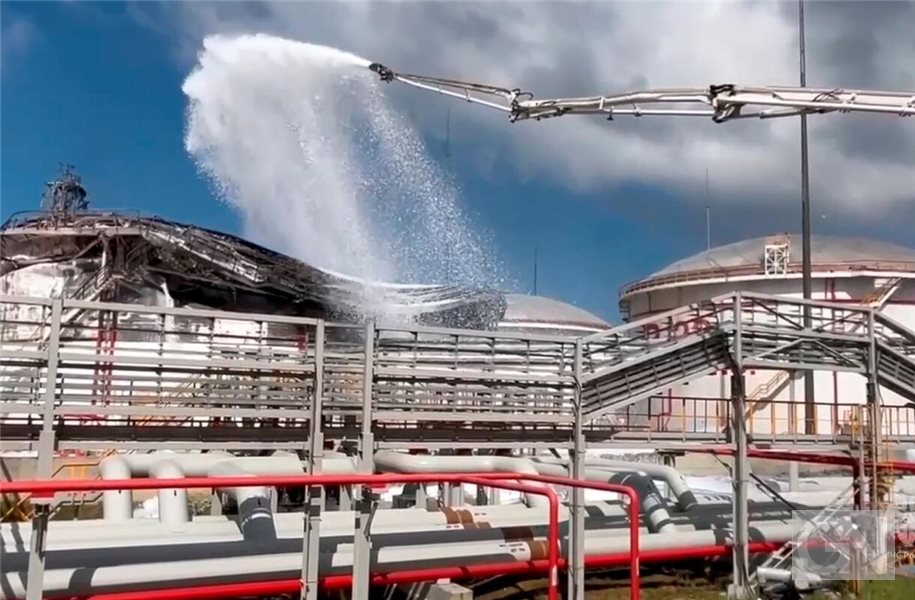 In der Region Krasnodar hat ein ukrainischer Drohnenangriff erneut ein Lager mit Erdölprodukten getroffen. (Archivbild) Foto: Uncredited/Russian Emergency Ministry Press Service/AP/dpa