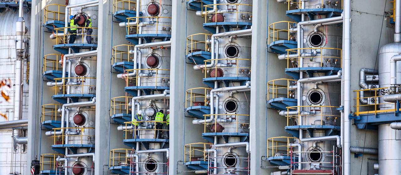 Arbeiter bei der Domo Chemicals in Leuna. | picture alliance/dpa Arbeiter bei der Domo Chemicals in Leuna.