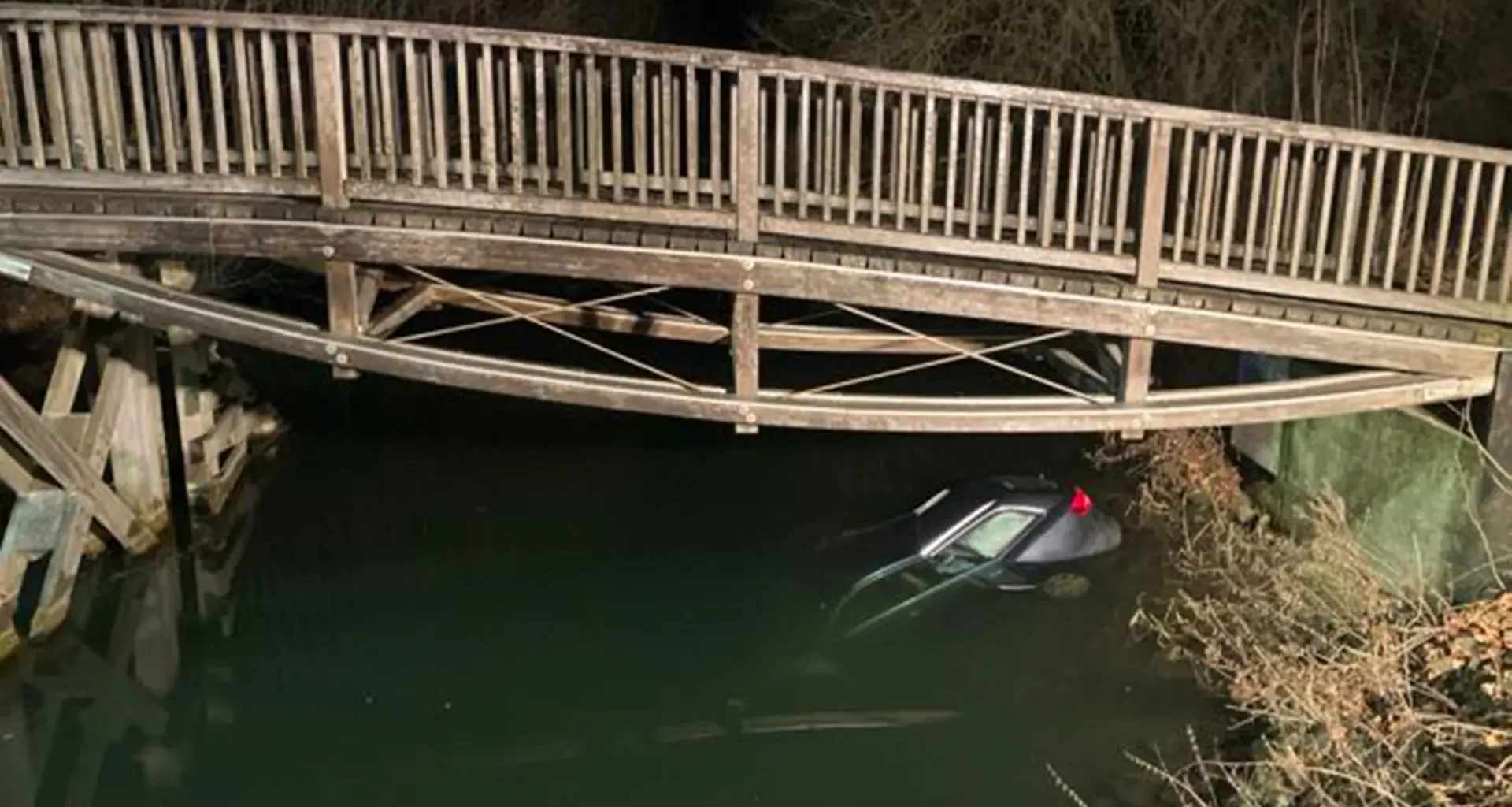 Berauscht und zu schnell auf glatter Straße unterwegs: Mann stürzt mit Auto in Staubecken - NDR.de