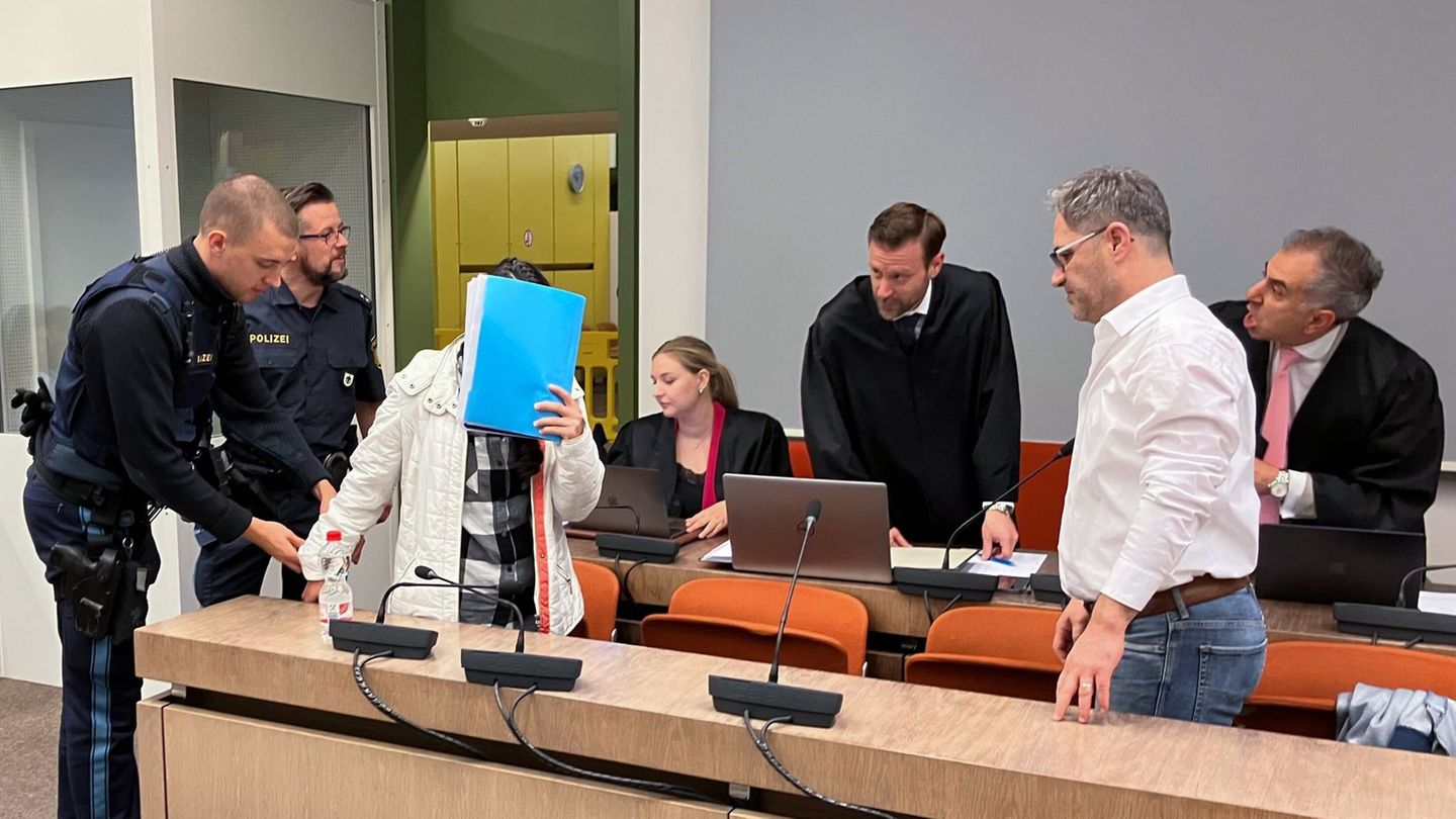 Der Angeklagte im setzt sich im IS-Prozess auf seinen Platz im Gerichtssaal  in München