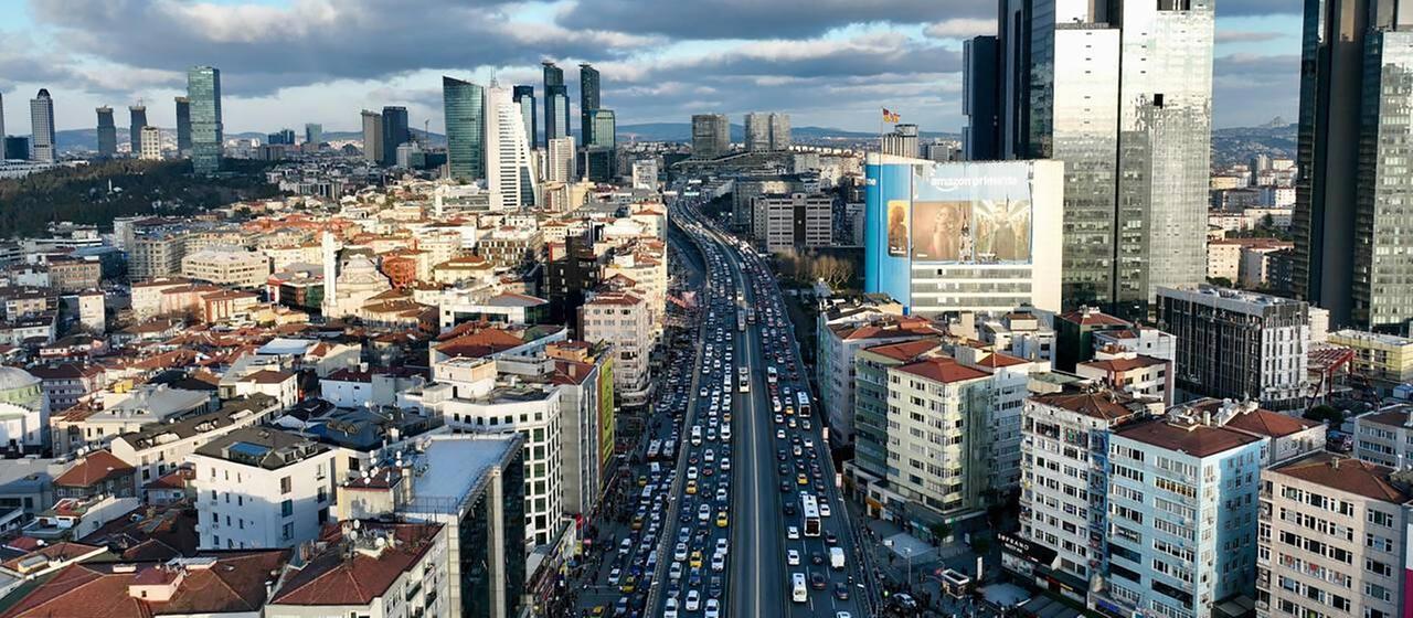 Ansicht von Istanbul mit Hochhäusern, Bürogebäuden und breiter Straße.