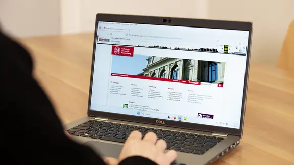 Ein Laptop mit der geöffneten Website der TU Braunschweig in einem Web-Archiv