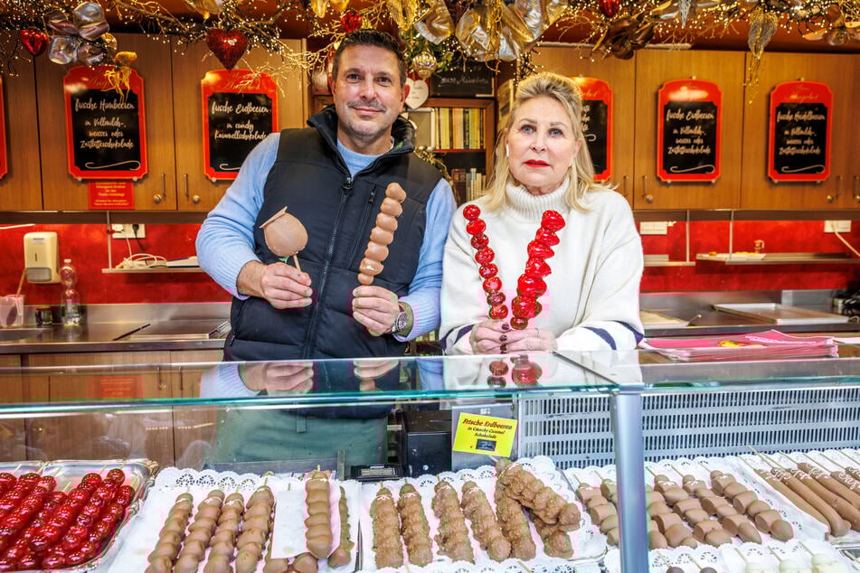 "Schneller's Candys" Stand von Stefan (46) und Kerstin Schneller (71) ist auch für den Verkauf von schokolierten Früchten bei frühlingshaften Temperaturen vorbereitet.
