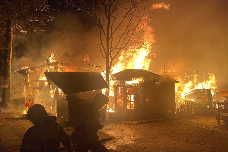 Ein Scheunenkomplex stand am Heiligabend in Flammen.