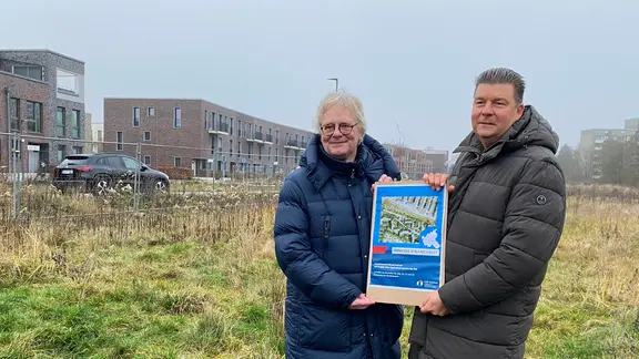 Andreas Dressel und Thomas Ritzenhoff stellen ein Neubauprpjekt in Jenfeld vor