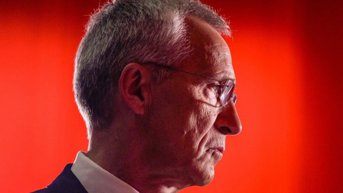 Ein Gondoliere auf einem Kanal in Venedig. Im Hintergrund die Rialto-Brücke.