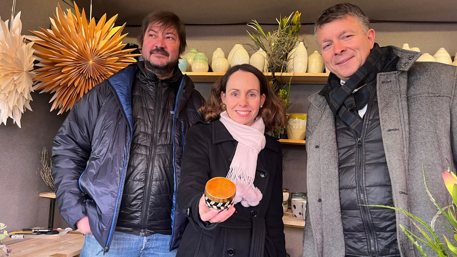 Jörg Kaiser von der Töpferei Tonsteingut (v. l. n. r.), Wirtschaftsreferentin Andrea Heilmaier und Marktamtsleiter Harald Strebel: Die Bude mit den vergoldeten Bechern ist neu. Jörg Kaiser von der Töpferei Tonsteingut (v. l. n. r.), Wirtschaftsreferentin Andrea Heilmaier und Marktamtsleiter Harald Strebel: Die Bude mit den vergoldeten Bechern ist neu.