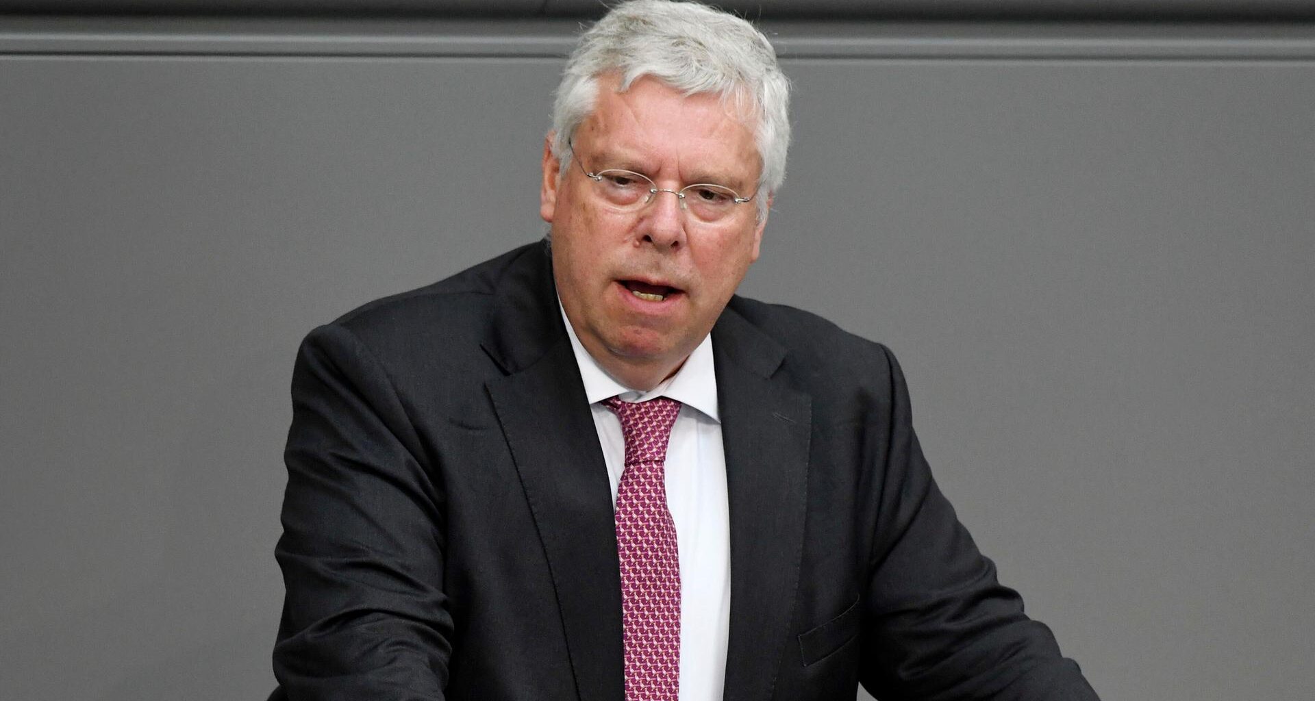 Jürgen Hardt steht am Rednerpult des Deutschen Bundestages.