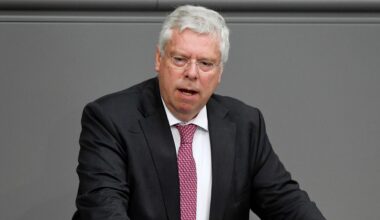 Jürgen Hardt steht am Rednerpult des Deutschen Bundestages.