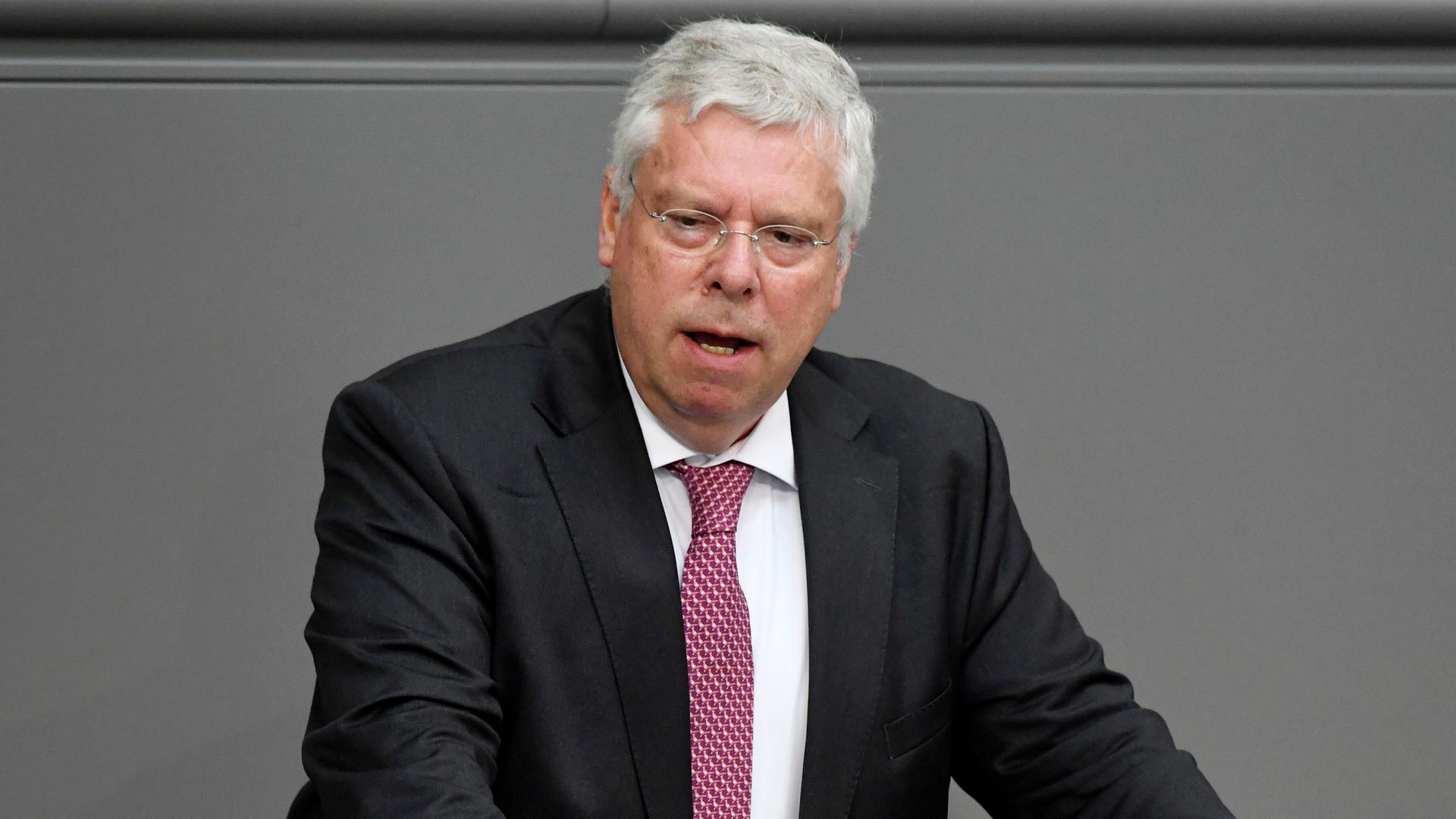 Jürgen Hardt steht am Rednerpult des Deutschen Bundestages.