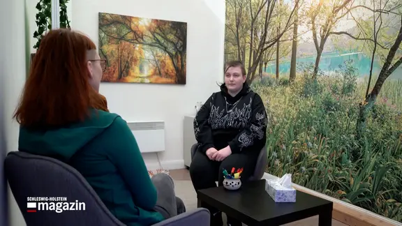 Eine Jugendliche hat ein Beratungsgespräch.